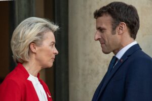 Emmanuel Macron annonce un Conseil de défense franco-allemand : une initiative militaire conjointe qui soulève des questions sur la souveraineté française.