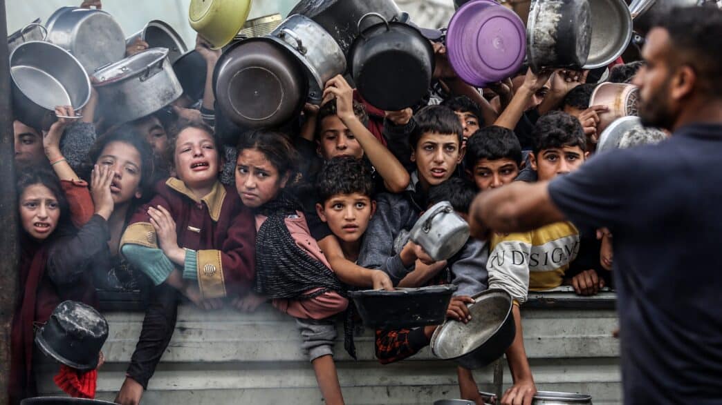 Le blocus humanitaire à Gaza en 2025 prive 2,4 millions de civils d'aide vitale. Le CICR alerte sur une situation critique ignorée des grandes puissances.