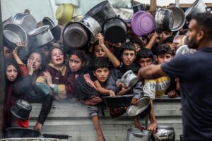 Le blocus humanitaire à Gaza en 2025 prive 2,4 millions de civils d'aide vitale. Le CICR alerte sur une situation critique ignorée des grandes puissances.