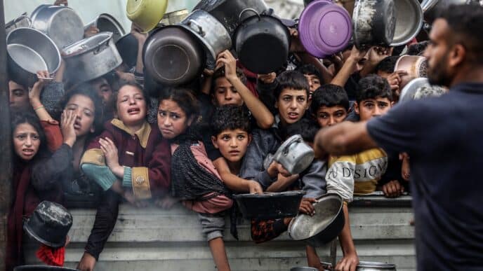 Le blocus humanitaire à Gaza en 2025 prive 2,4 millions de civils d'aide vitale. Le CICR alerte sur une situation critique ignorée des grandes puissances.