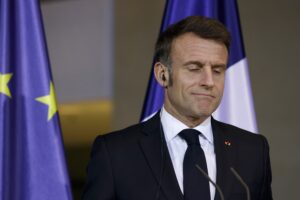 La France accueille des chercheurs américains face aux politiques de Trump, mais à quel prix pour la recherche française ? Décryptage.