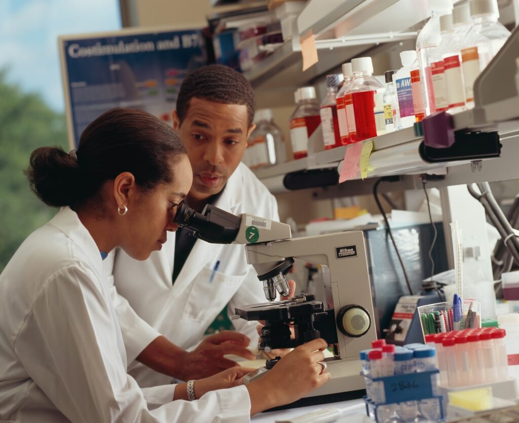 Des chercheurs dans un laboratoire