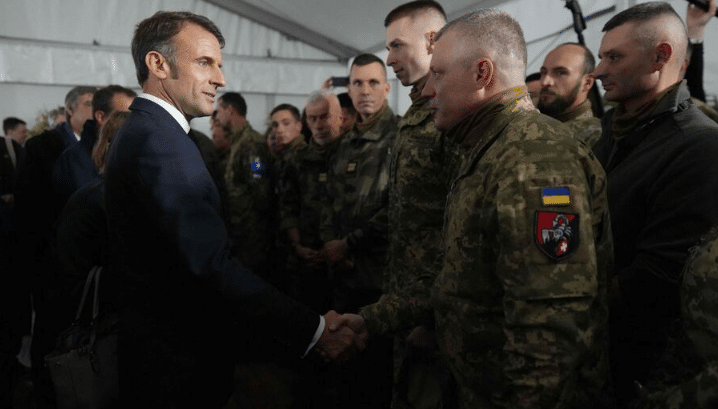 Macron avec des soldats ukrainiens
