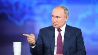 Vladimir Poutine condamne les frappes américaines en Iran