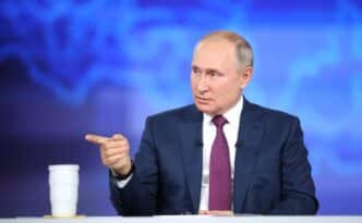 Vladimir Poutine condamne les frappes américaines en Iran