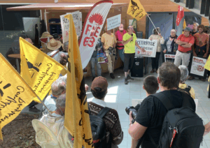 PPL Duplomb : manifestation ce midi de la Confédération paysanne du Puy de Dôme à la chambre d'agriculture pour manifester contre ce texte de loi régressif.