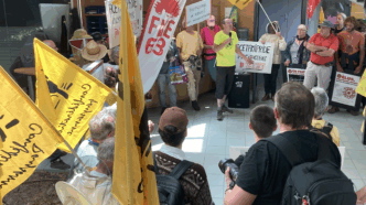 PPL Duplomb : manifestation ce midi de la Confédération paysanne du Puy de Dôme à la chambre d'agriculture pour manifester contre ce texte de loi régressif.