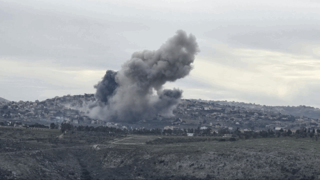 Les forces israéliennes font exploser et incendient des maisons dans les villes d'Aita al-Shaab, Markaba, Kfar Kila et Taybeh, au sud du Liban.