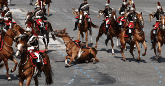 Un cheval et son cavalier, percutés par un autre cheval en divagation, chutent lors du défilé du 14 Juillet
