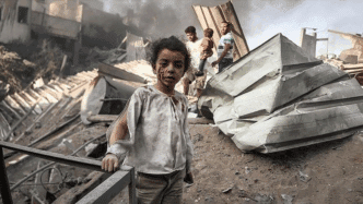 l’usage de drones commerciaux modifiés pour larguer des grenades sur des civils non armés à Gaza