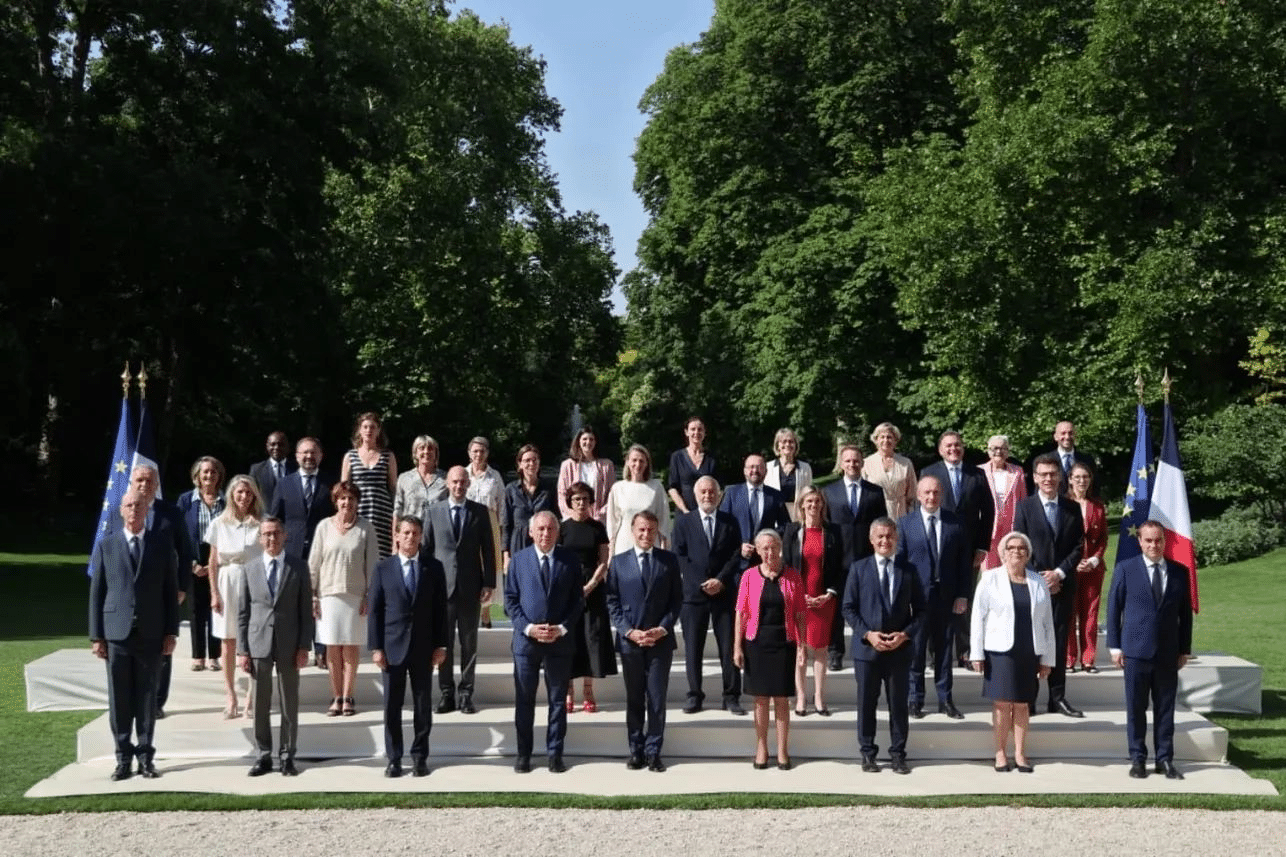  Le 2 juillet 2025 Le président français  
@EmmanuelMacron
  et les 35 membres du Gouvernement