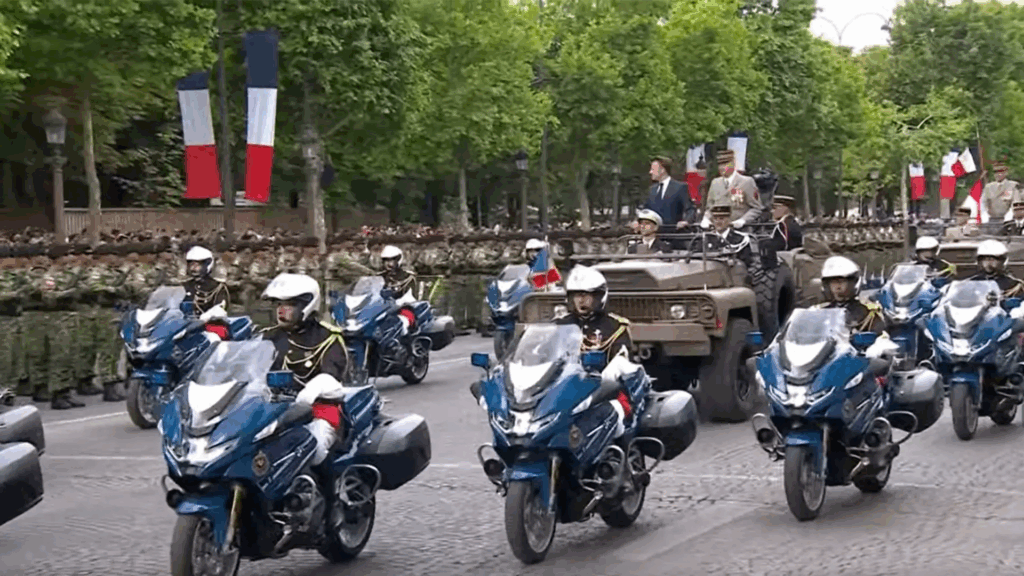 Attraction touristique à Paris au 14 juillet : Macron hué et sifflé lors de sa descente des Champs-Élysées 