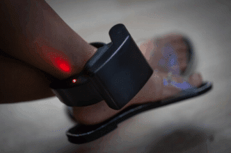 L'ICE étend considérablement l'utilisation des bracelets électroniques pour suivre les immigrants