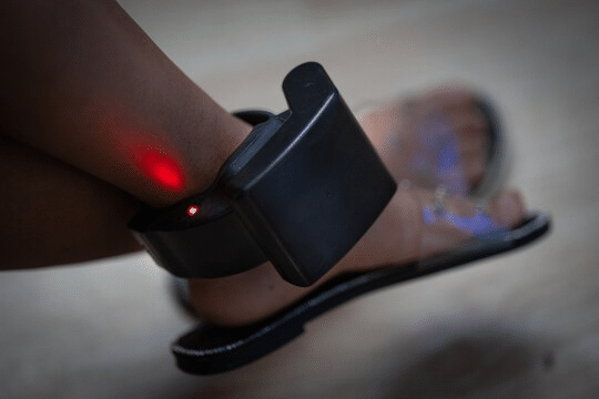 L'ICE étend considérablement l'utilisation des bracelets électroniques pour suivre les immigrants