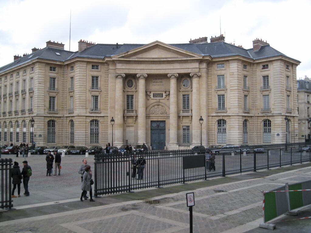 Université Paris 1 Panthéon - Sorbonne. Entrée du Centre Panthéon (1)