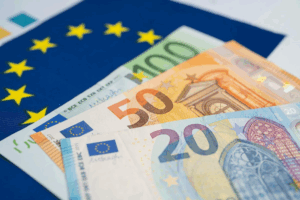 L'adoption de l'euro est peu probable en Tchéquie, car les favoris des élections et l'opinion publique s'opposent à la monnaie unique.
