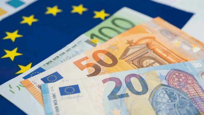 L'adoption de l'euro est peu probable en Tchéquie, car les favoris des élections et l'opinion publique s'opposent à la monnaie unique.