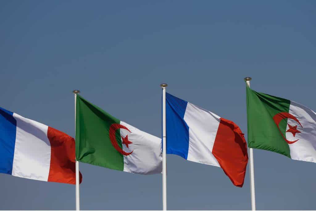 Drapeaux français et algériens