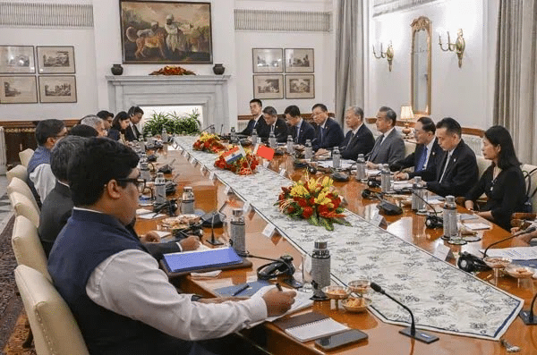 Le ministre chinois des Affaires étrangères, Wang Yi, se rend en ????????Inde