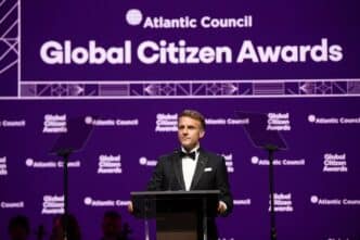 « Global Citizen Awards 2025, Macron reçoit le prix du « Citoyen du Monde » parce qu’il « incarnerait le sens du devoir »