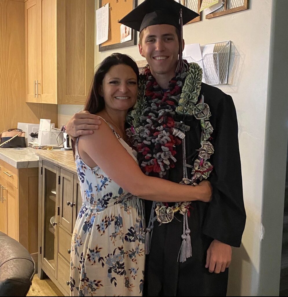 Tyler Robinson et sa mère Amber Jones Robinson