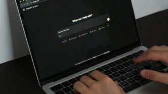 A person typing on a laptop on aLes « déchets » générés par l'IA se font passer pour du bon travail et ruinent la productivité