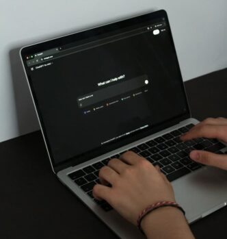 A person typing on a laptop on aLes « déchets » générés par l'IA se font passer pour du bon travail et ruinent la productivité