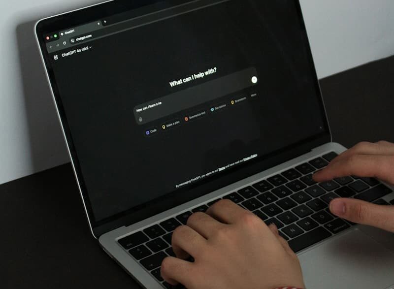 A person typing on a laptop on aLes « déchets » générés par l'IA se font passer pour du bon travail et ruinent la productivité