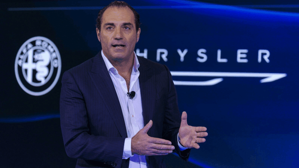 le nouveau patron de Stellantis critique la fin des ventes de voitures thermiques en 2035