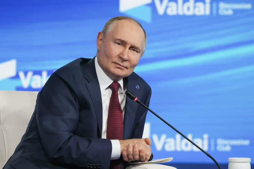 Lavrov qualifie de pathétique la diplomatie de Macron avant visite discrète d'un conseiller à Moscou