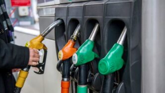 Jordan Bardella alerte sur une hausse à venir des prix de l'essence: le ministre de l'Économie Roland Lescure assure que "soit il ne sait pas de quoi il parle, soit ment comme un arracheur de dents"