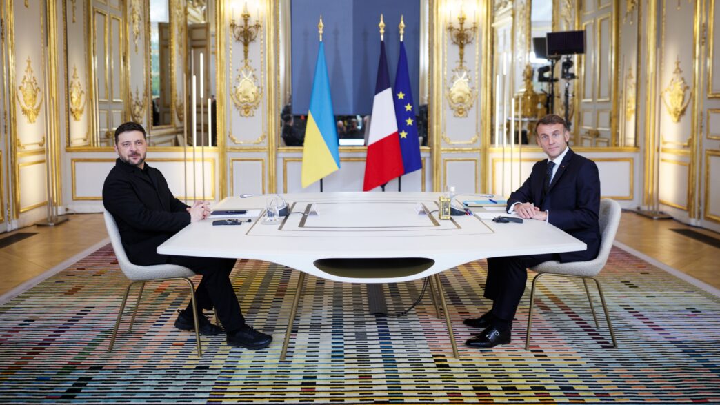Emmanuel Macron et les Européens réaffirment leur soutien à Kiev, qui veut terminer cette guerre de manière digne