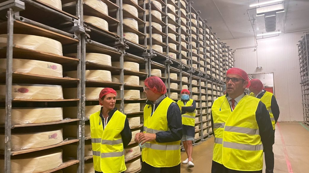 La Chine impose des taxes provisoires de 21,9 % à 42,7 % sur les produits laitiers français en riposte aux droits européens