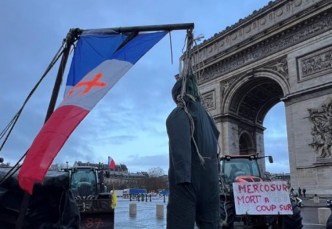 Soixantaine de producteurs laitiers des Ardennes et de l'Aisne bloquent le siège de Lidl France à Paris