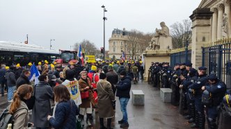 Le gouvernement français qualifie de « illégale » la manifestation des agriculteurs alors que des tracteurs bloquent des monuments parisiens.