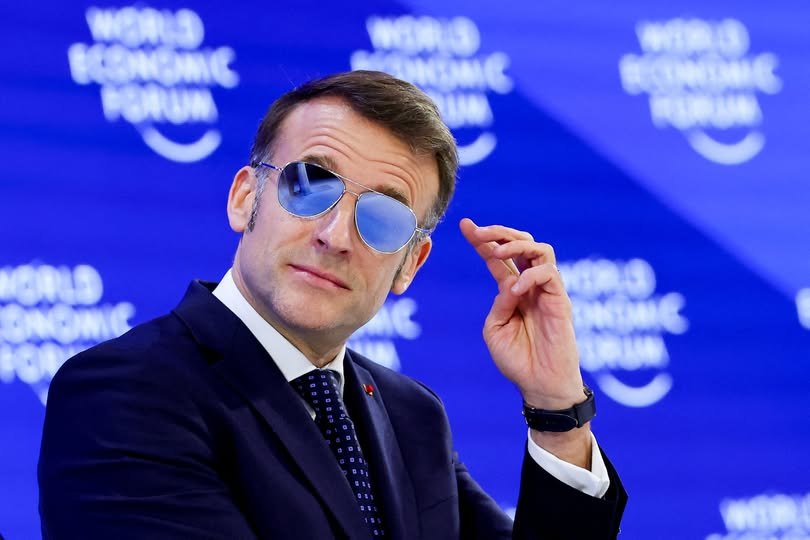 À Davos, Donald Trump tacle Emmanuel Macron sur ses lunettes et l'immigration massive en Europe
