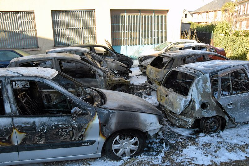 Un mort à Marseille, un enfant blessé à Chelles et des voitures brûlées : le bilan des violences en marge du Nouvel An