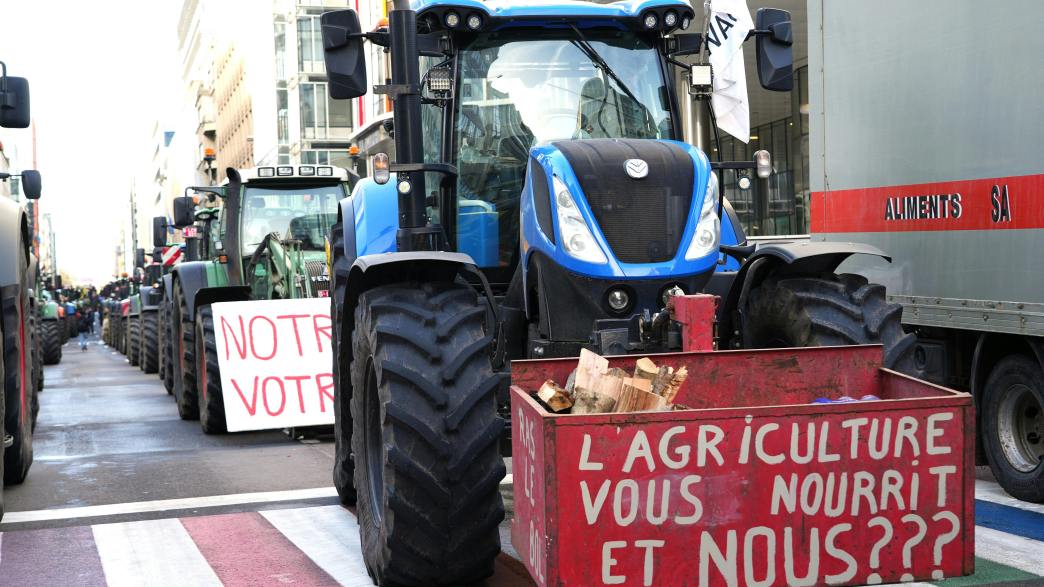 Paysans français bloquent routes et ports contre l'accord UE-Mercosur validé par la plupart des pays européens