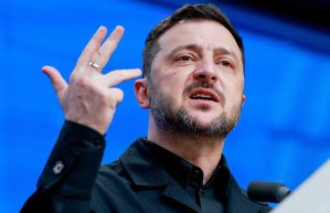 Zelensky laisse entendre qu'il pourrait rester au pouvoir.