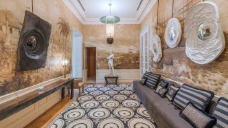 Info Libé «Un ballet incessant de jeunes femmes» : la vie française de Jeffrey Epstein racontée par son majordome à la police