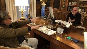 Steve Bannon a courtisé Epstein dans le cadre de ses efforts pour « faire tomber » le pape François.