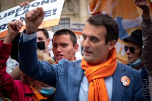 Florian Philippot mobilise au Champ-de-Mars contre le DSA et pour la vérité sur Epstein