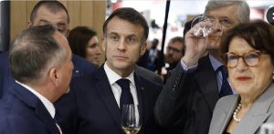Salon de l'Agriculture 2026 : les vaches absentes, les syndicats en colère, et Macron qui parade seul