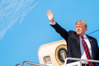 « J’ai le droit absolu d’en imposer de nouveaux » : Trump réinstalle des droits de douane et ouvre un nouveau bras de fer