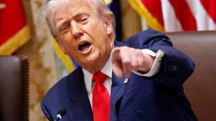 Trump annonce des pourparlers avec l’Iran, Téhéran dément et poursuit ses attaques contre Israël