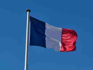 Réindustrialiser la France : l’État dépense des milliards mais étouffe les projets