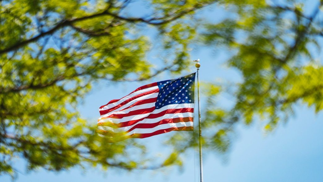 La directrice du renseignement américain contredit la Maison Blanche : le nucléaire iranien est détruit, les frappes continuent