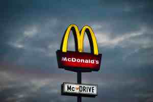 McDonald’s plonge en Bourse : le géant du fast-food inquiète Wall Street