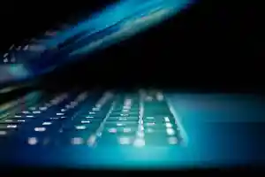 Royaume-Uni : l’État veut prendre le CONTRÔLE du web