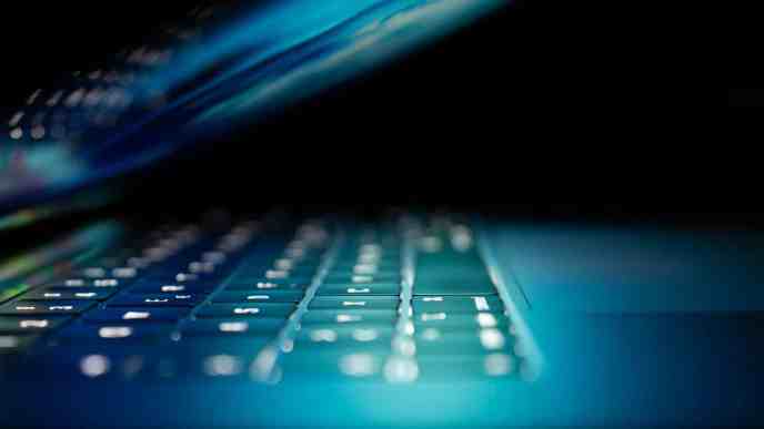 Royaume-Uni : l’État veut prendre le CONTRÔLE du web